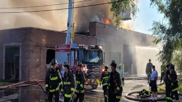 El voraz incendio se desató dentro del edificio en la intersección de 79th Place y la avenida South Hoyne, según los bomberos. Foto Cortesía Chicago Fire Media