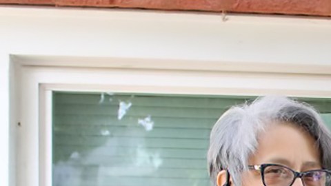 Las mexicanas Estela Nava (izq.) y Esmeralda Gutiérrez y la venezolana Mairim Fernández (der.) lanzaron Mujeres Brillantes, la primera cooperativa de limpieza en el sureste de Chicago.  (Cortesía Karina De la Cruz)