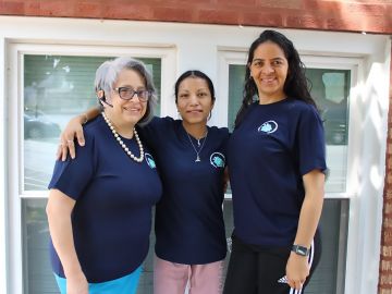 Las mexicanas Estela Nava (izq.) y Esmeralda Gutiérrez y la venezolana Mairim Fernández (der.) lanzaron Mujeres Brillantes, la primera cooperativa de limpieza en el sureste de Chicago.  (Cortesía Karina De la Cruz)
