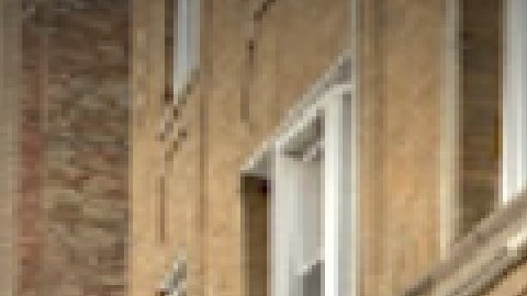 Según la policía, la víctima masculina salía del negocio de comida rápida Star Gyros, en la cuadra 3400 de Roosevelt Road, alrededor de las 3:30 am cuando de pronto escuchó disparos desde una camioneta.