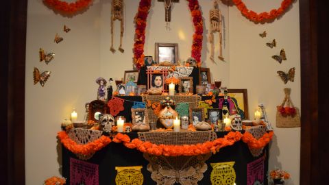 El altar de muertos del Museo Field de Chicago, realizado por la artista Norma Ríos Sierra, forma parte de la exposición titulada ‘La muerte: el mayor misterio de la vida’. (Belhú Sanabria / La Raza)