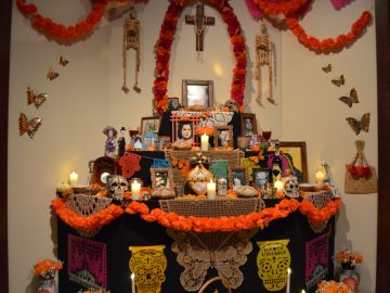 El altar de muertos del Museo Field de Chicago, realizado por la artista Norma Ríos Sierra, forma parte de la exposición titulada ‘La muerte: el mayor misterio de la vida’. (Belhú Sanabria / La Raza)