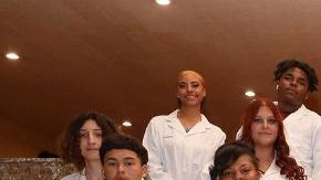 Aspirantes a profesionales médicos hacen el Juramento Hipocrático en la primera Ceremonia de Escolares de Batas Blancas (Año 2 de PLTW de Ciencia Biomédica) en la Escuela Secundaria Catalyst Maria. (Cortesía Catalyst)