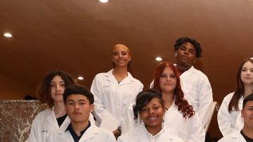 Aspirantes a profesionales médicos hacen el Juramento Hipocrático en la primera Ceremonia de Escolares de Batas Blancas (Año 2 de PLTW de Ciencia Biomédica) en la Escuela Secundaria Catalyst Maria. (Cortesía Catalyst)