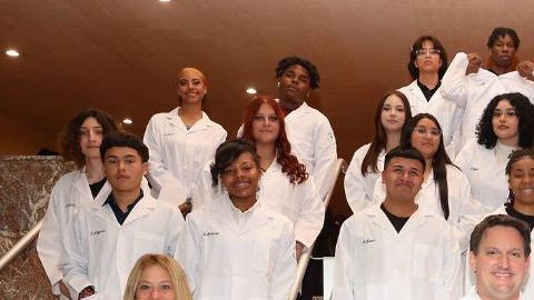 Aspirantes a profesionales médicos hacen el Juramento Hipocrático en la primera Ceremonia de Escolares de Batas Blancas (Año 2 de PLTW de Ciencia Biomédica) en la Escuela Secundaria Catalyst Maria. (Cortesía Catalyst)