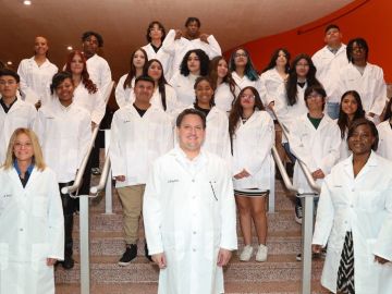 Aspirantes a profesionales médicos hacen el Juramento Hipocrático en la primera Ceremonia de Escolares de Batas Blancas (Año 2 de PLTW de Ciencia Biomédica) en la Escuela Secundaria Catalyst Maria. (Cortesía Catalyst)