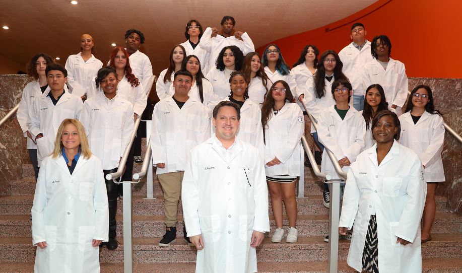 ¿Por qué elegir la Escuela Secundaria Catalyst Maria? La Raza