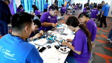 El evento STEM Labs en el que estudiantes latinos de la escuela secundaria construyeron sus propios robots bajo la supervisión de ingenieros de ComEd. (Cortesía ComEd)