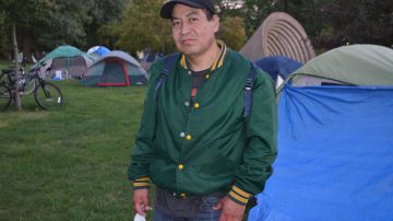 Ricardo Torres en el campamento de personas sin hogar en Touhy Park en el barrio de Rogers Park, en el norte de Chicago. (Belhú Sanabria / La Raza)