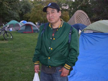 Ricardo Torres en el campamento de personas sin hogar en Touhy Park en el barrio de Rogers Park, en el norte de Chicago. (Belhú Sanabria / La Raza)