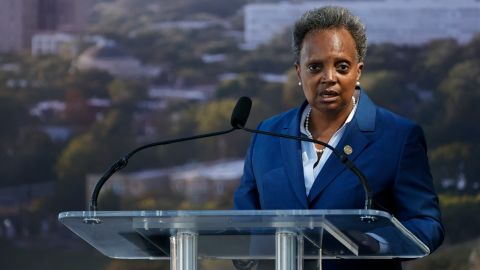 La exalcaldesa de Chicago, Lori Lightfoot, y la secretaría de la Corte del Circuito del Condado de Cook, Iris Martínez, presentan una iniciativa que beneficia a las mujeres.