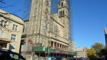 La iglesia católica San Adalberto cerró en 2019 debido a la disminución de la asistencia y la necesidad de millones de dólares para reparaciones. (Belhú Sanabria / La Raza)