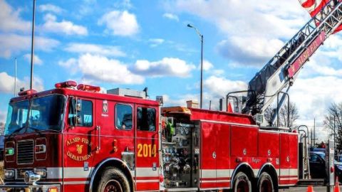 El fuego se desató en el segundo piso de un edificio de apartamentos en Alsip. Foto cortesía extraída de Facebook Departamento de Bomberos de Alsip.