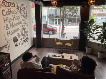 Coffee, Hip-Hop and Mental Health se ubica en el 1051 W. Belmont Ave., en el barrio de Lake View. Foto extraída de Facebook de la cafetería