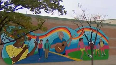 La artista Sam Kirk creó el mural afuera del Centro Comunitario Central West. Foto captura CBS2 Chicago