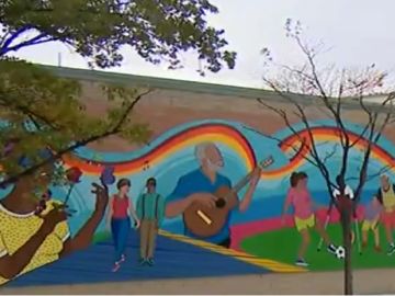 La artista Sam Kirk creó el mural afuera del Centro Comunitario Central West. Foto captura CBS2 Chicago