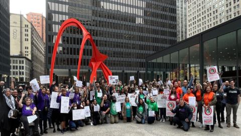 Los líderes pro inmigrantes y miembros de organizaciones locales realizaron una conferencia de prensa y mitin en plaza Federal el lunes a las 10 am. Foto extraída de Facebook ICIRR