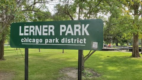 Según la Policía de Chicago, el tiroteo ocurrió en la avenida Sacramento en  Lerner Park, en el vecindario de West Ridge.