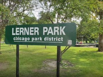Según la Policía de Chicago, el tiroteo ocurrió en la avenida Sacramento en  Lerner Park, en el vecindario de West Ridge.