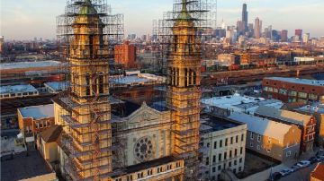 La Arquidiócesis de Chicago indicó que la parroquia está trabajando con la ciudad para obtener todos los permisos necesarios para retirar la estatua del edificio de manera segura.Foto captura Instagram iglesia San Adalberto.