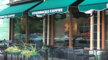 Según los inconformes, la ubicación de Willis Tower es uno de los Starbucks más concurridos del país.Foto Extraída de Facebook