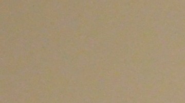 Los migrantes venezolanos Tomás Fernández y Luis Palma, en la Iglesia Metodista Unida Adalberto, donde reciben refugio en Chicago. (Belhú Sanabria / La Raza)