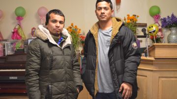 Los migrantes venezolanos Tomás Fernández y Luis Palma, en la Iglesia Metodista Unida Adalberto, donde reciben refugio en Chicago. (Belhú Sanabria / La Raza)