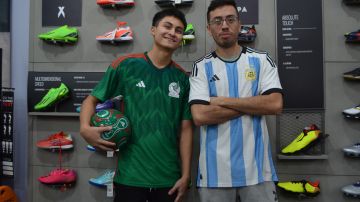 Alexander Estrada (derecha) vive junto a sus compañeros de la tienda Chicago Soccer la emoción por la llegada del Mundial Qatar 2022. (Belhú Sanabria / La Raza)