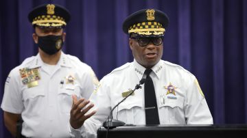 David Brown (der.), superintendente del Departamento de la Policía de Chicago. (Getty Images)