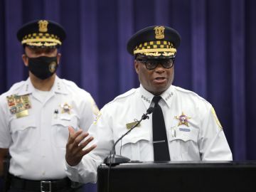 David Brown (der.), superintendente del Departamento de la Policía de Chicago. (Getty Images)