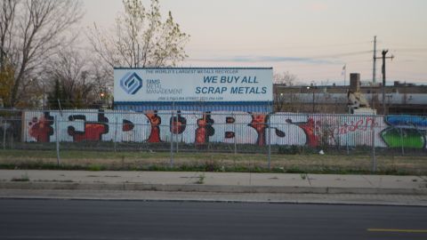 El exterior de la trituradora de metal de Sims Metal Management en Pilsen, Chicago. (Belhú Sanabria / La Raza)