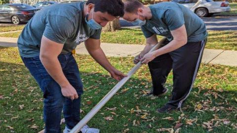 Rebuilding Together Metro Chicago y Lowe's han establecido una alianza con la misión de reparar algunas viviendas en Austin, un barrio al oeste de la ciudad. Foto Extraída de Facebook Rebuilding Together Metro Chicago.