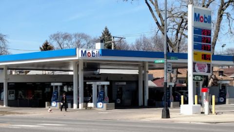 El tiroteo ocurrió en una estación de servicio en la cuadra 2500 oeste de la avenida Peterson en el vecindario West Ridge.