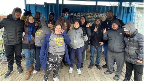 En la granja de 1.2 acres ubicada en el Distrito Médico de Chicago participan estudiantes con autismo y otros desafíos intelectuales que asisten a  escuelas en el oeste de la ciudad. Foto Extraída de Facebook Urban Autism Solutions.