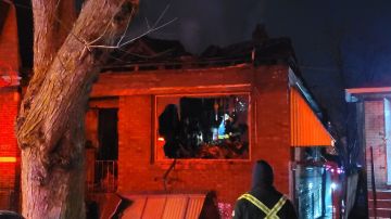 El voraz incendio ocurrió en la calle 72 y la avenida Wolcott, en el barrio de West Englewood al sur de Chicago. Foto Cortesía Chicago Fire Media