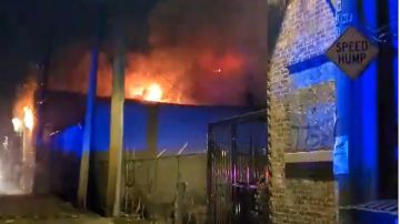 El incendio sucedió en la antigua tienda de muebles Aronson cerca de la calle 46 y la venida Ashland en Back of the Yards. Foto Chicago Fire Media