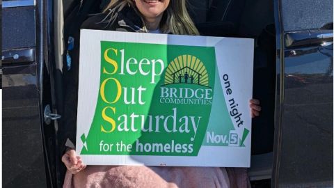 Bridge Communities, es una organización sin fines de lucro que lidera la iniciativa llevará a cabo el 19º evento anual denominado ‘Sleep Out Saturday’.  Extraída de Facebook Veronica Horton.