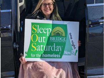 Bridge Communities, es una organización sin fines de lucro que lidera la iniciativa llevará a cabo el 19º evento anual denominado ‘Sleep Out Saturday’.  Extraída de Facebook Veronica Horton.
