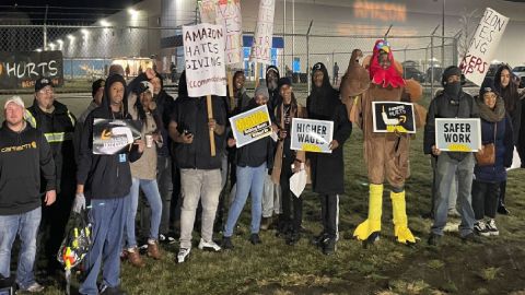 Esta instalación de Joliet opera como un eje central para los productos que llegan de proveedores de todo el mundo. Foto captura Facebook Warehouse Workers for Justice