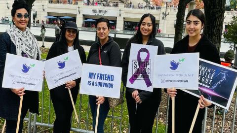 La fundadora de Empowering Women NFP Arshia Hasnain y su grupo de la agencia tienen la misión de romper el ciclo de la violencia doméstica. Foto Extraída del Facebook de Empowering Women NFP.