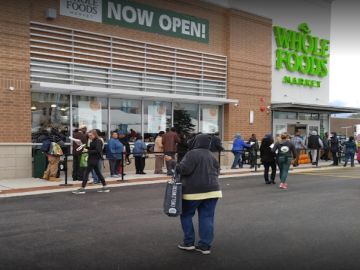 Whole Foods de Englewood abrió en 2016, con el objetivo de traer opciones de alimentos más saludables a esa área. Foto Google Maps.