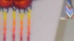 Liz Rojas en su tienda Energía del Corazón Cósmico, joyería artesanal de cuarzos. (Belhú Sanabria / La Raza)