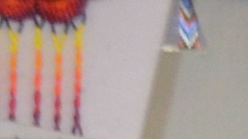 Liz Rojas en su tienda Energía del Corazón Cósmico, joyería artesanal de cuarzos. (Belhú Sanabria / La Raza)