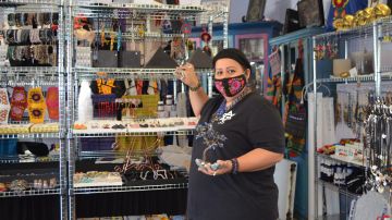 Liz Rojas en su tienda Energía del Corazón Cósmico, joyería artesanal de cuarzos. (Belhú Sanabria / La Raza)