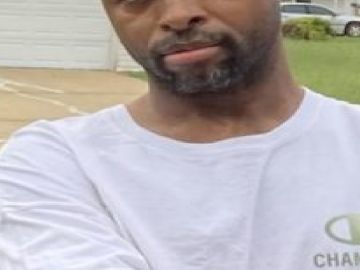 Anton Woods, de 48 años, fue visto por última vez en el área de South Side, el jueves 1 de diciembre.  Foto Departamento de Policía de Chicago.