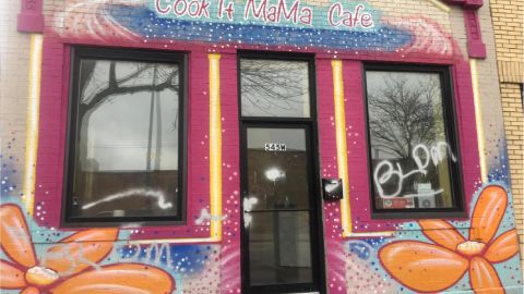 Cook It Mama Café, se ubica en el 545 oeste de la calle 31st, en el vecindario de Bridgeport al sur de Chicago. Foto extraída de Facebook Cook It Mama Cafe.