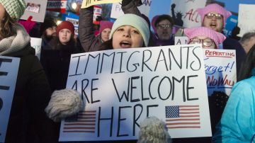 Mientras 20,000 inmigrantes buscan asilo en Chicago, el Ayuntamiento volverá a examinar la cuestión y tendrá que decidir si se aprueba el referéndum.