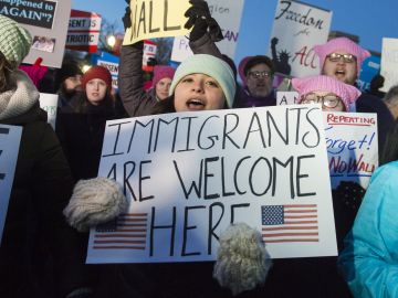 Manifestantes piden apertura para que migrantes, refugiados y solicitantes de asilo sean recibidos en Estados Unidos. (Getty Images)