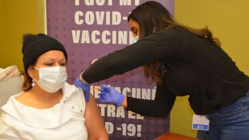 Aplicarse la vacuna de refuerzo bivalente contra el covid-19 reduce de modo importante el riesgo de enfermar gravemente de esa enfermedad. (Belhú Sanabria / La Raza)