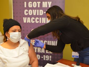 El Departamento de Salud Pública del Condado de Cook anunció que otorgará un incentivo de $100 a las personas que reciban el refuerzo de la vacuna bivalente contra el covid-19.